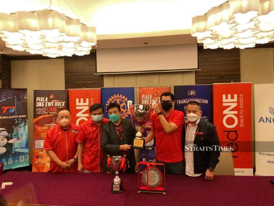 (From left) Charter President Rotary Club Rahman Putra, Chua Keng Soon, organising chairman Datuk Lim Choon Seng, Ong Ewe Hock, redOne Network CEO Farid Yunus and Tech Mate’s Samuel Sim pose with the challenge trophy in Kuala Lumpur yesterday.