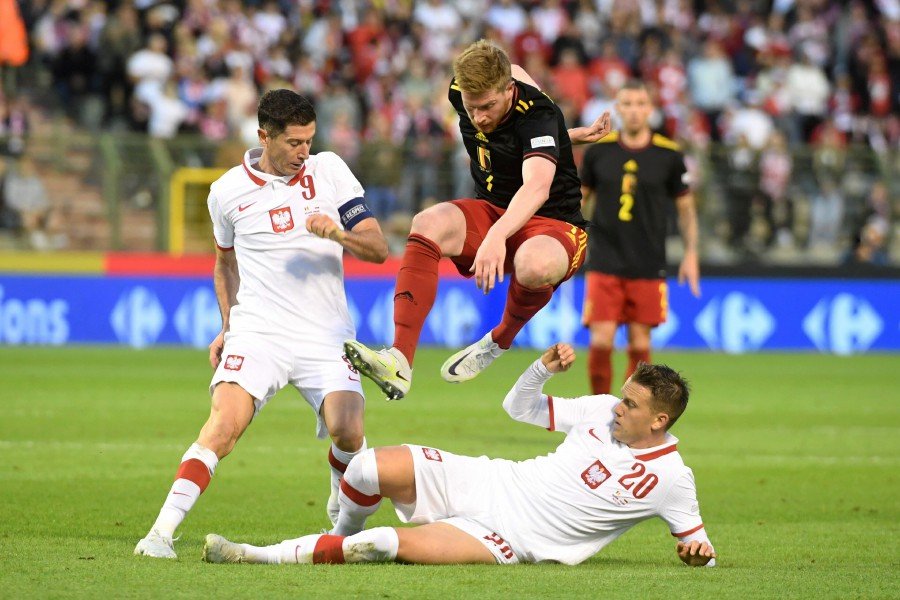 Kevin de Bruyne (C) of Belgium in action against Robert Lewandowski (L) and Piotr Zielinski (R) of Poland during the UEFA Nations League match between Belgium and Poland in Brussels, Belgium.